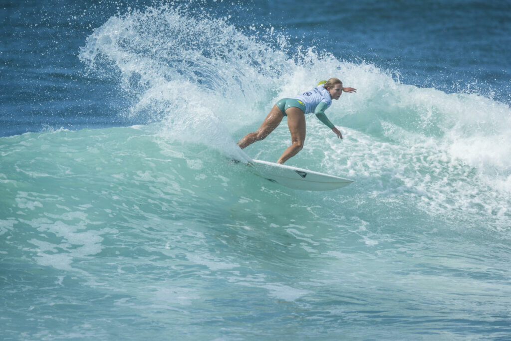 Tessa Thyssen surf
