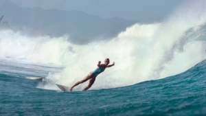 Quelle surfeuse fut la première à surfer Pipeline ?