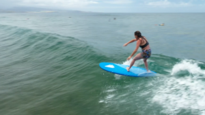 Test de board : Ana Morau teste la Softboard Navy de chez Prism Surfboard (6′)