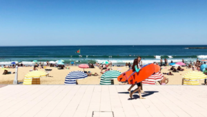 Des surfeurs médiateurs à Biarritz