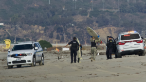 Des surfeurs arrêtés dans un complexe militaire américain