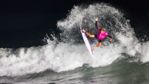 Anglet : le team Dakine remporte le Caraïbos Surf de Nuit !