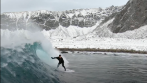 Découvrez la vie de Shannon Ainslie, surfeur des Lofoten