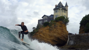 Un surfeur australien à Biarritz