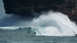 Kyllian Guerin surfe une baie perdue en Indonésie