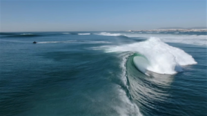 Nic Von Rupp surfe une vague exceptionnelle à Lisbonne