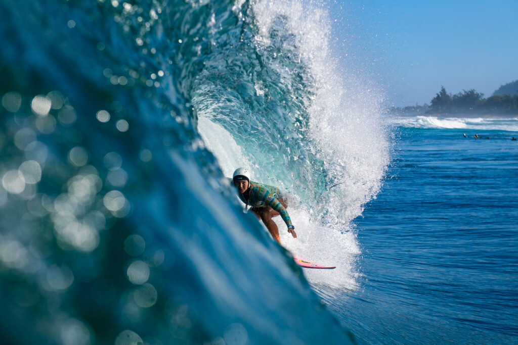 Surfeuse avec un casque à Off The Wall, Hawaii en 2022