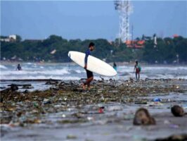 Pollution à Bali : le cri d’alarme de Kelly Slater