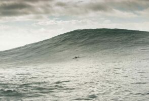 Nazaré : les plus grosses vagues jamais surfées à la rame en Europe