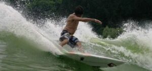 Florès fracasse au Wavegarden