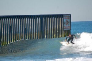 Tijuana : TJ Boarder Surfing
