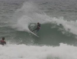 Test board : Jeremy Flores surfe la planche de Kelly