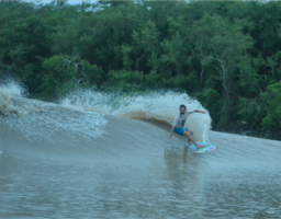 Kepa Acero surfe le Pororoca