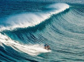 Il surfe Teahupoo… à moto