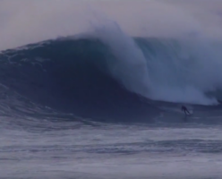 Brad Domke surfe Nazaré… en skimboard