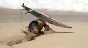 [Flashback] Mick Fanning chute sur la plage au moment d’aller surfer
