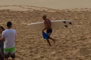 Kelly Slater sauve (encore) 2 personnes de la noyade sur le North Shore