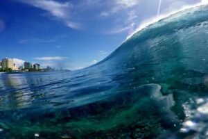 Maldives : des surfeurs arrêtés pour tenter de défendre leurs spots