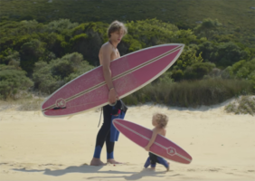 Les Bébés Evian de retour, cette fois en surfeurs