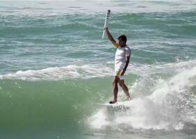 La flamme olympique surfe pour la première fois !