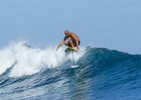 Kelly Slater teste l’Hydrofoil de Kai Lenny
