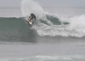 Quand Gabriel Medina découpe (ou presque) un freesurfeur