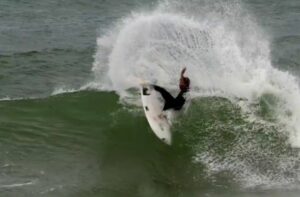Jeremy Flores en free surf hier sur Hossegor