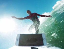 Kai Lenny teste l’étanchéité de l’iPhone7 dans les vagues
