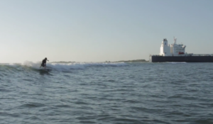 Surf sur les vagues des Tankers au Texas