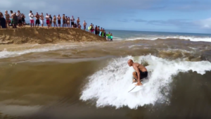 Drone : Kelly Slater surfe la Waimea River