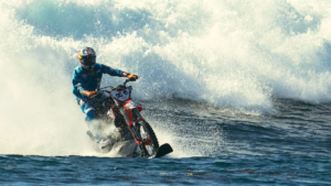 Surf à moto : la cascade de trop?