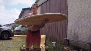 Tom Curren teste une planche en bois à Capbreton