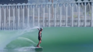 Une gauche dans la piscine à vagues de Kelly