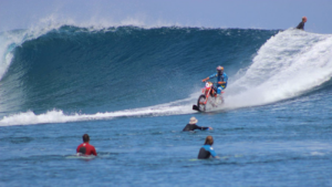 Surf à moto : la connerie débarque à Fiji !