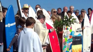 On peut faire bénir sa planche de surf en Bretagne