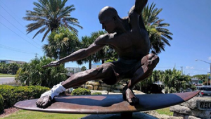 Que fait Kelly Slater pendant qu’il est blessé ?