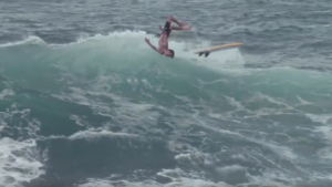 2 surfeurs se lancent dans les shorebreaks du North Shore