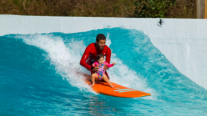 Les Brésiliens surfent The Cove en famille