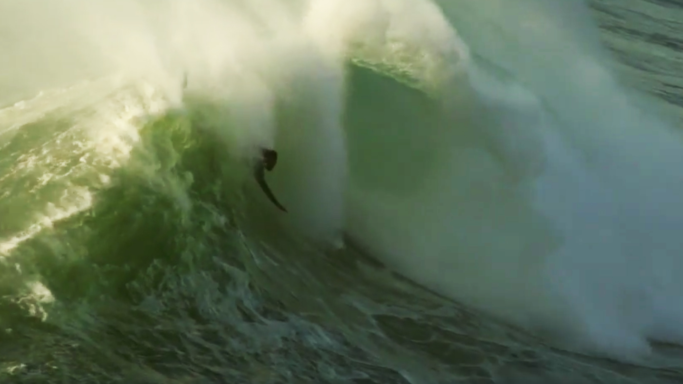 Kalani Lattanzi en bodysurf à Nazaré Surf Session Magazine