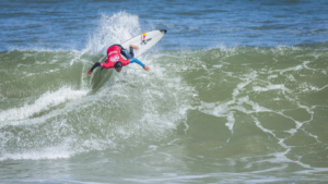 Kanoa Igarashi au-dessus du lot à Santa Cruz (Portugal)