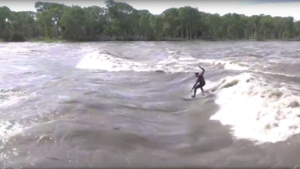Surfer une rivière en crue n’est pas toujours une bonne idée !
