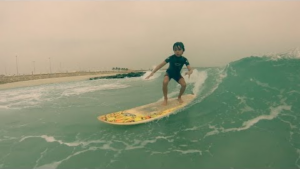 Arabie Saoudite : ce kid défie l’autorité pour surfer
