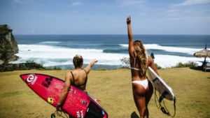 Singe et barrels en bikinis pour le team Rip Curl à Bali