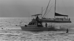 Un bateau ivre sème la panique au milieu des surfeurs