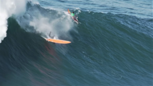 Quand les surfeurs se font châtier à Nazaré