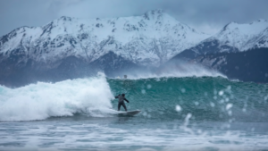 Surfer en Alaska : l’appel du Nord