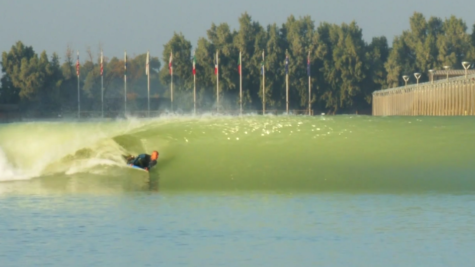 Mike Stewart, légende du bodyboard, s'essaye au Surf Ranch Surf