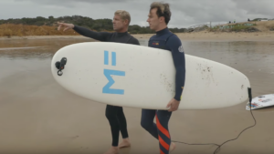Pierre Gasly prend un cours de surf avec Mick Fanning