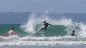 Twin : Asher Pacey groove sur les vagues du cyclone Oma