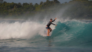 Aux Maldives, Rémi Arauzo surfe de tout